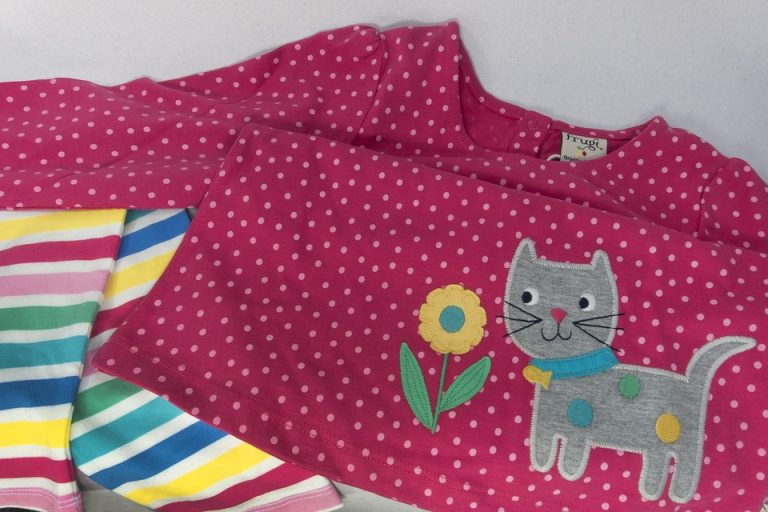 gekleurde kinderkleding
