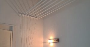 plafonddroogrek schuine muur en plafond