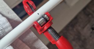 stangen plafonddroogrek korter maken met pijpsnijder